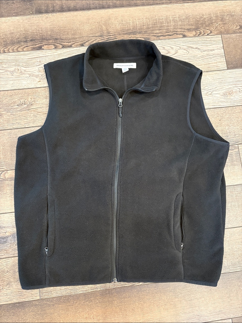 Amazon Essentials Black Men's Full-Zip Fleece Vest - Classic Layering
